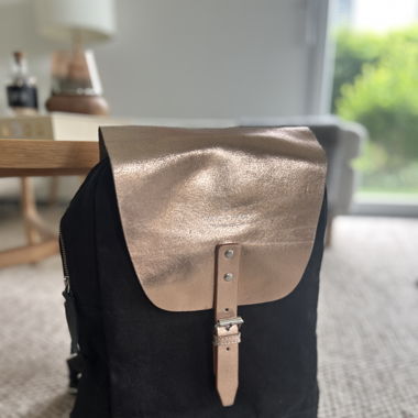 Wind & Vibes Rucksack – Schwarz mit Roségold