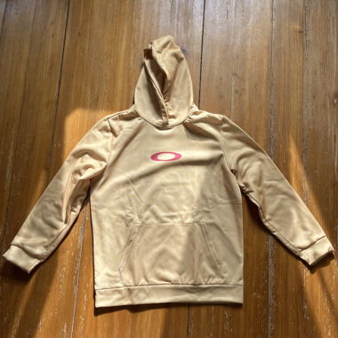 Sweat à capuche jaune avec logo ovale rouge