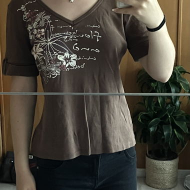T-shirt marron avec imprimé