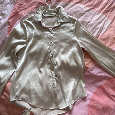 Blouse en satin couleur crème