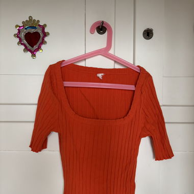 orange top