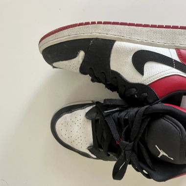 NIKE JORDANS