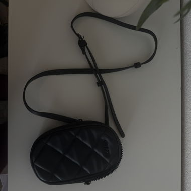 Piccola borsa a tracolla nera