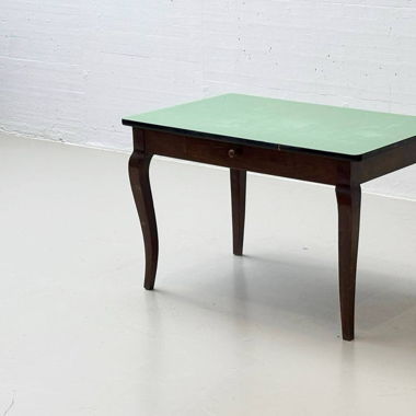 Charmanter Esstisch im Landhausstil