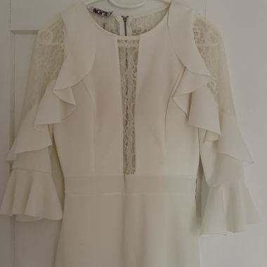 Robe blanche en dentelle avec manches à volants