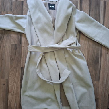 Manteau beige ceinturé 