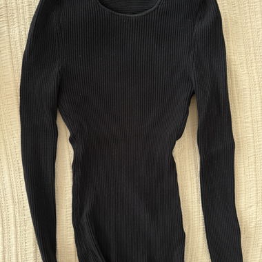 Top nero lavorato a coste con cut-out Arket