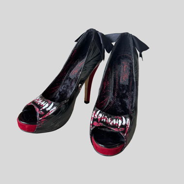 Escarpins noirs Iron Fist motif monstre
