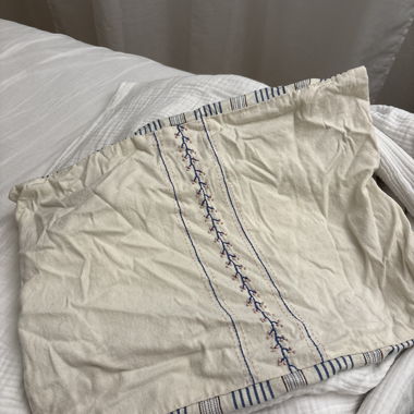 Housse de coussin textile brodée