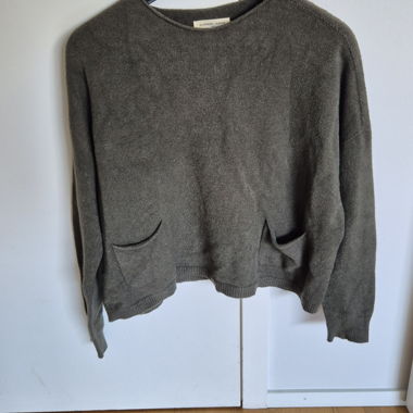 Kurzer khakifarbener Pullover mit Taschen vorne