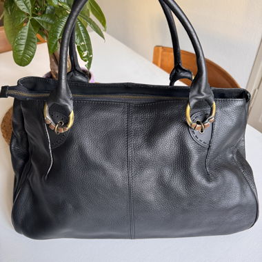 Schwarze Ledertasche
