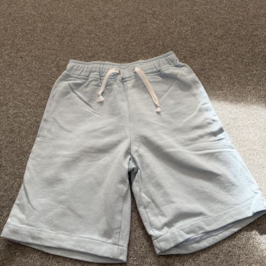 Hellblaue Sweatshorts