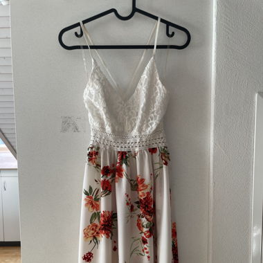 Blumenkleid mit Spitzen
