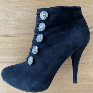 Stivaletti in camoscio neri, di Guess