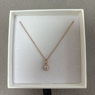 Necklace with glitter stone