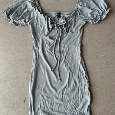 kurzes babyblaues Kleid mit Puff-Ärmeln