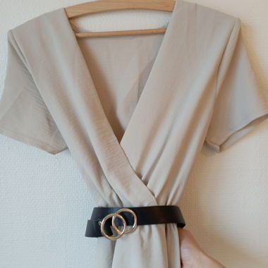 Robe blanc cassé avec ceinture