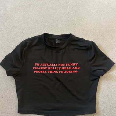 Crop top nero con stampa slogan rossa