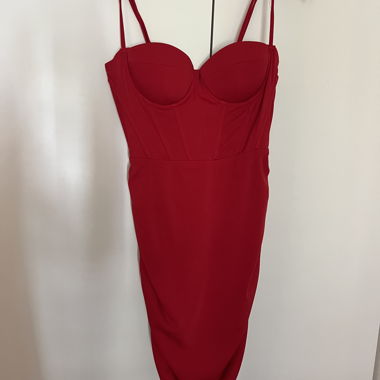 Abito rosso con effetto corsetto