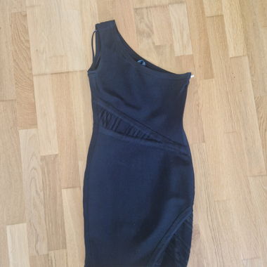 Schwarzes One-Shoulder-Kleid