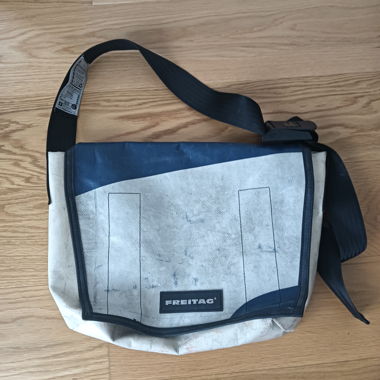 Freitag Umhängetasche blau-weiss