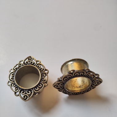 Plugs mit schwungfollen Detaills