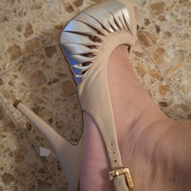 Beige heeled pumps
