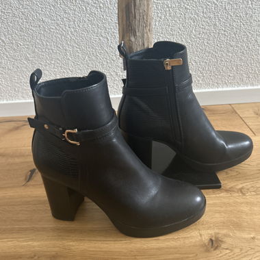 Black ankle boots with heel