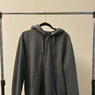 Grauer Kapuzenpullover mit Reissverschluss