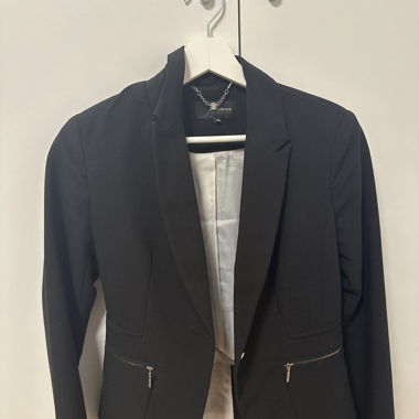 Blazer nero sfiancato con tasche con cerniera