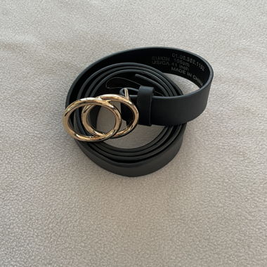 Ceinture noire avec boucle dorée