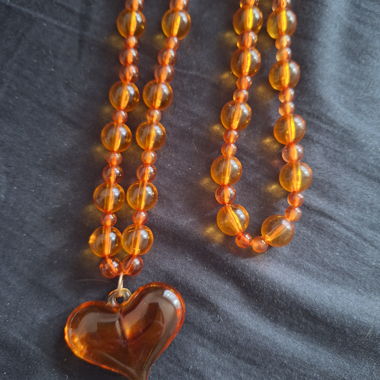Ensemble de colliers en forme de cœur couleur ambre