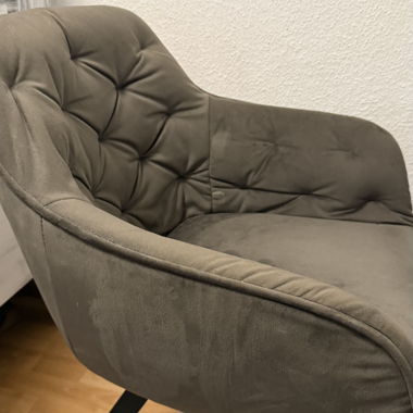 Eleganter grauer Ohrensessel