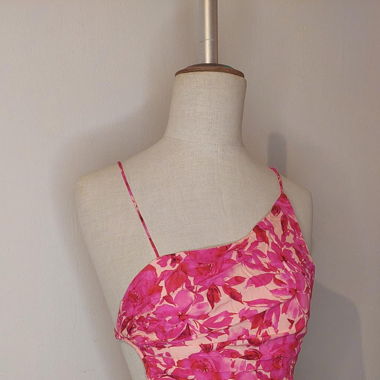 Asymmetrisches Kleid 