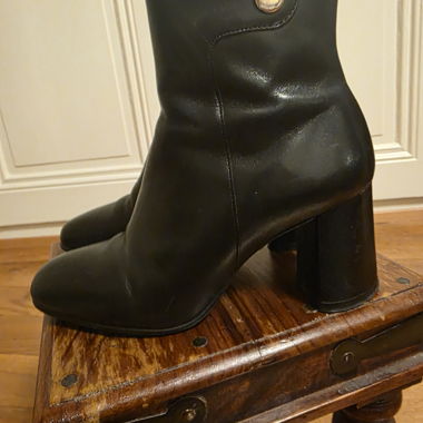 Schwarze Stiefeletten mit Absatz
