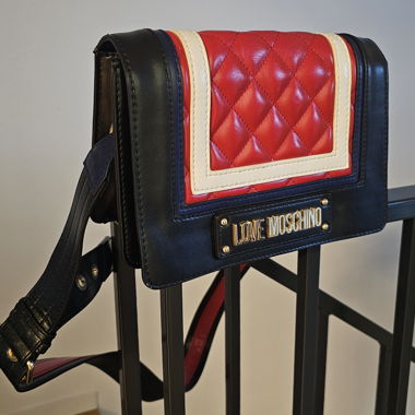 Borsa a tracolla Love Moschino rossa e blu navy