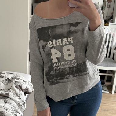 Grauer Pullover