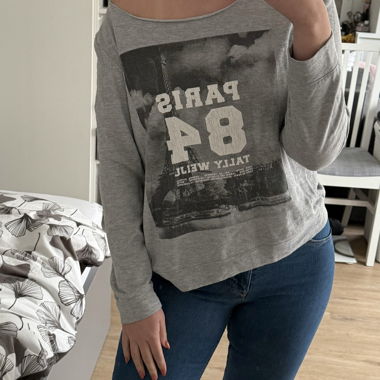 Grauer Pullover