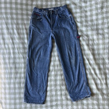 Blaue Jeans mit roten Details