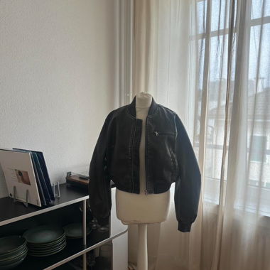 Giacca bomber cropped in nero/grigio scuro