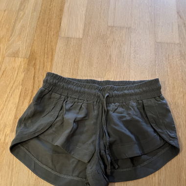 Warme Hose aus khakifarbenem Stoff