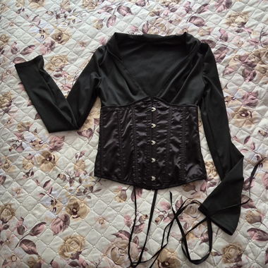 Haut corset décolleté profond & manches longues 