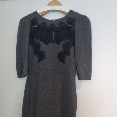 Graues Kleid mit Spitzeneinsatz von Sandro