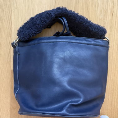 Dunkelblaue Kunstledertasche