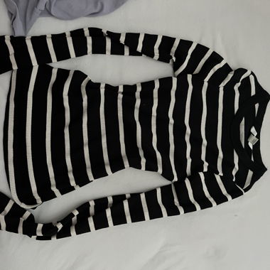 Top a righe bianco e nero
