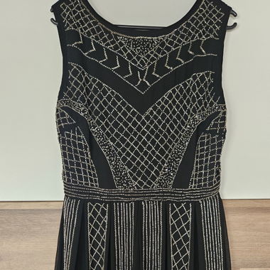 Robe noire avec appliqué de paillettes