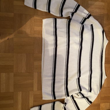 Black/white striped jumper