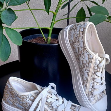 Nouvelles chaussures blanches