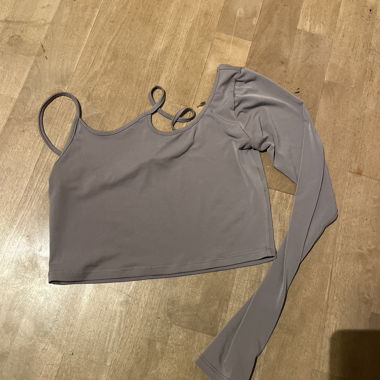Top con una manica e scollatura cool