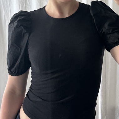 Schwarzes Shirt mit Puffärmeln 